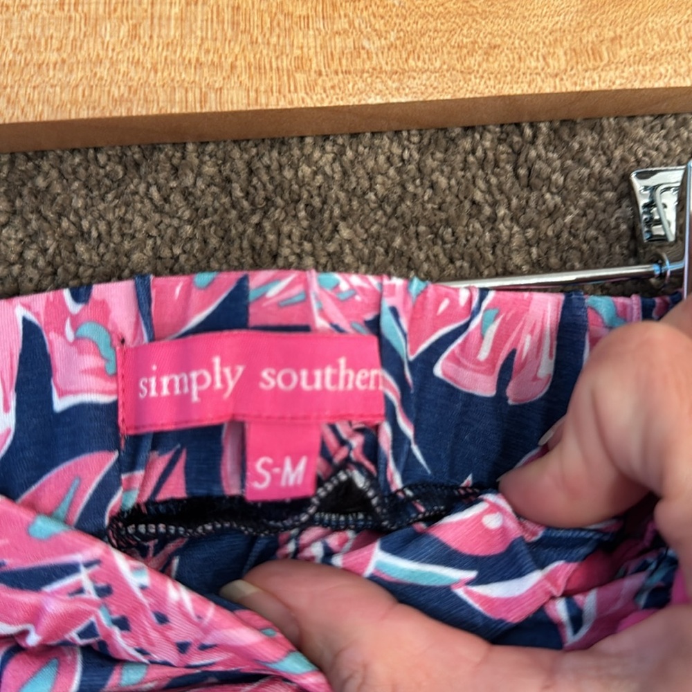 Simply Southern Pink and Navy Leaf Print shorts Pom poms size S/M - Picture 3 of 3